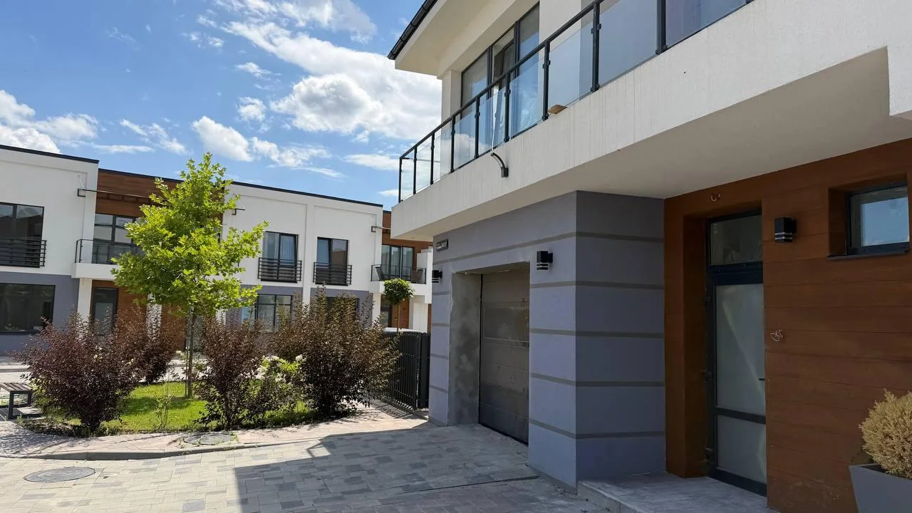 Дуплекс 157 м²: вхідна група, гараж і балкон другого поверху