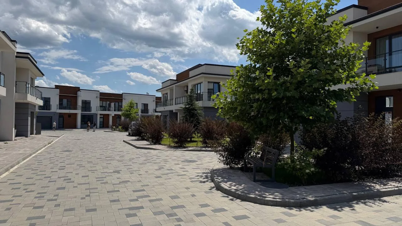 Вулиця біля дуплекса 157 м², реальне фото